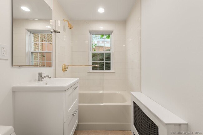 Building Photo - 10 Clarmore Dr