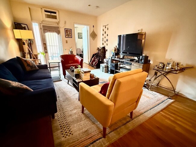 Building Photo - 278 Monmouth St