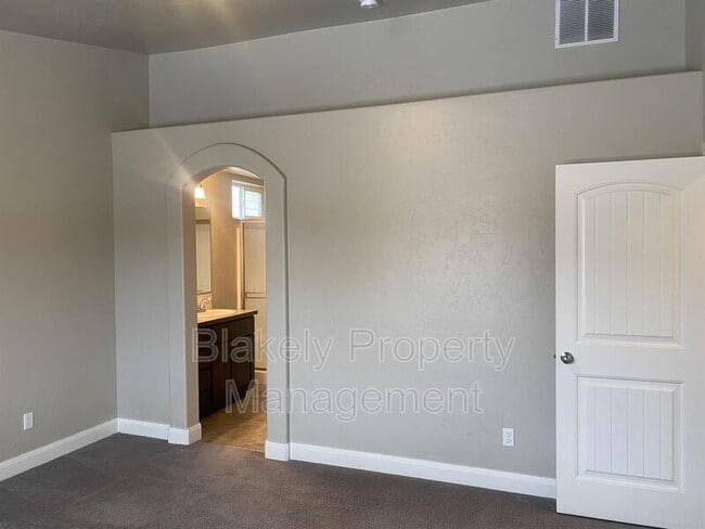 Building Photo - 1476 W Soldotna Dr