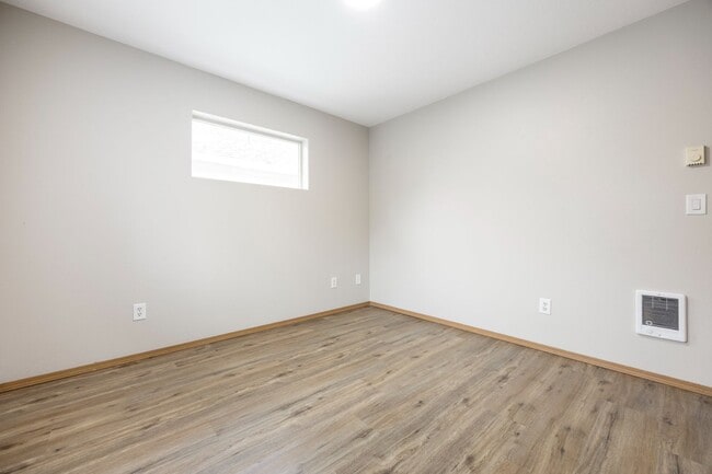 Building Photo - 4Bed/2.5 Bath available in SE Portland