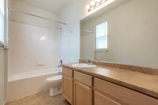Building Photo - Beautiful Pet Friendly 3 bed/2 bath home i...