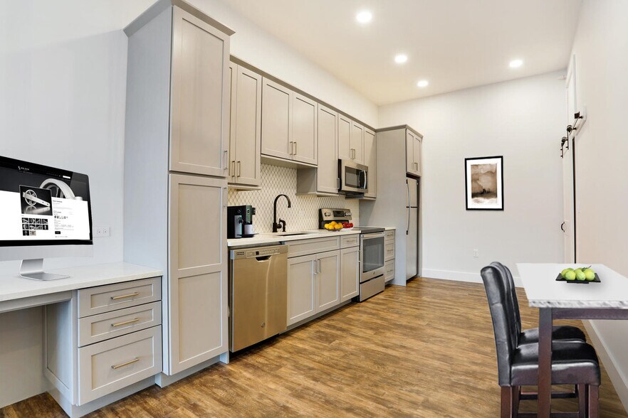 Kitchen/Dining Area - 44 Greenwich Ave