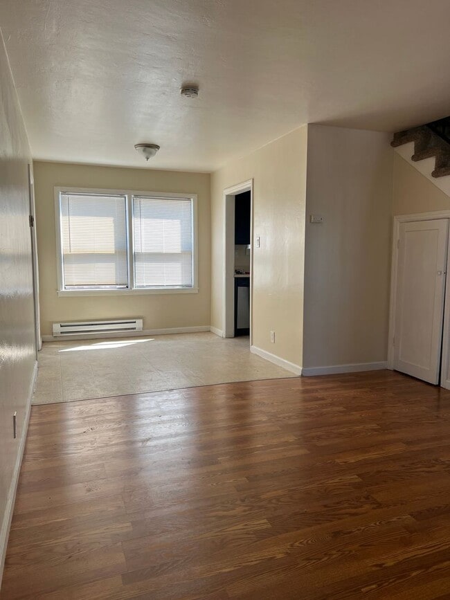 Building Photo - Ready to Move-In (3bed/1 bath, one unit of...