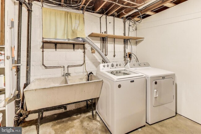 Building Photo - 9326 W Parkhill Dr