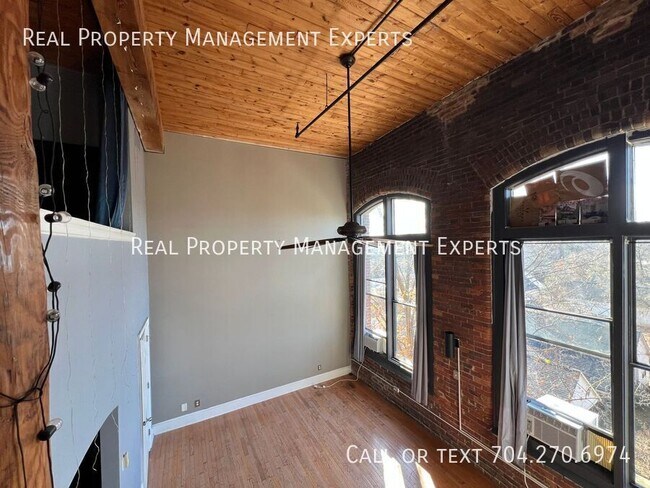 Building Photo - 201 S Hoskins Rd