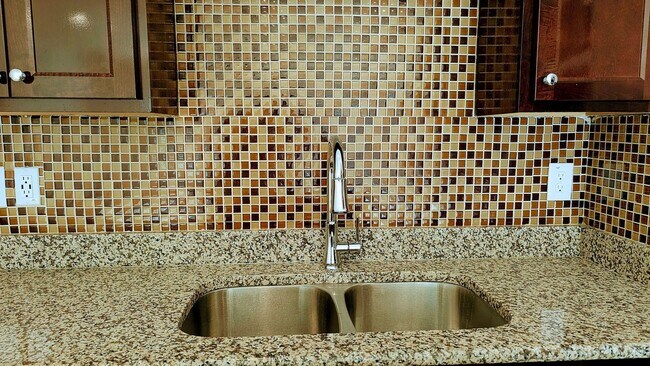 Building Photo - BEAUTIFUL 3-BEDROOM, 3-BATHROOM LUXURY TOW...