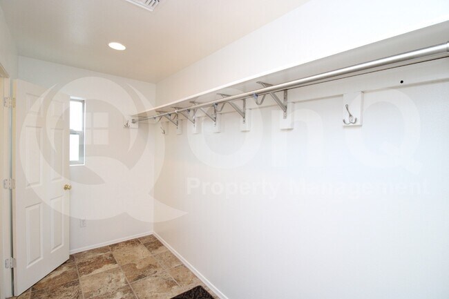 Building Photo - 5216 E Florian Ave
