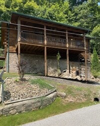 Building Photo - Charming 3 bedroom cabin in gated community