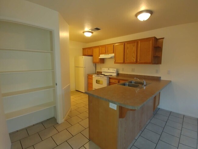 Building Photo - 77 E Cliff House Dr