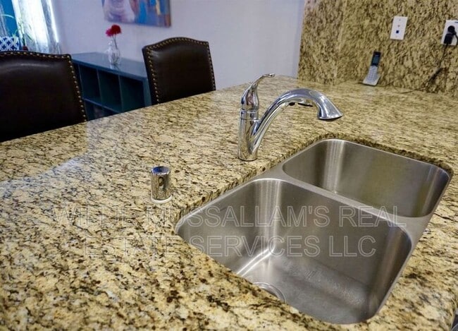 Building Photo - 239 W Santa Cruz Way