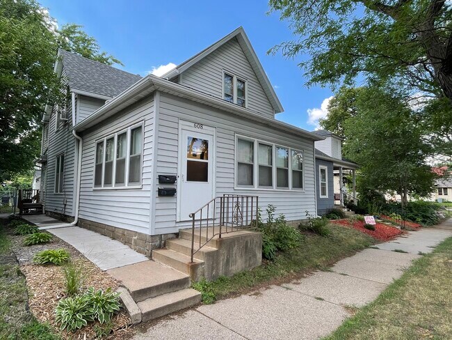 Primary Photo - 608 19th Ave NE