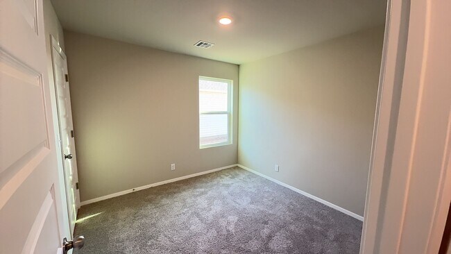 Building Photo - Welcome to this beautiful 4 bed, 2 bath ho...
