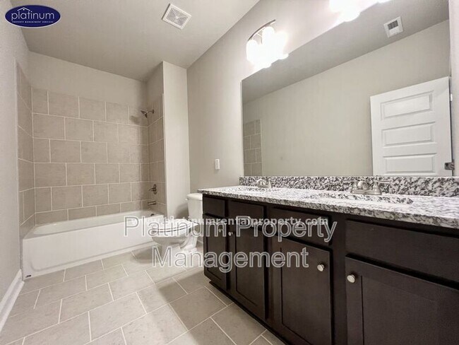 Building Photo - 2360 Manor Pointe Dr