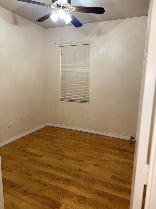 Building Photo - 9073 Plymouth Pl