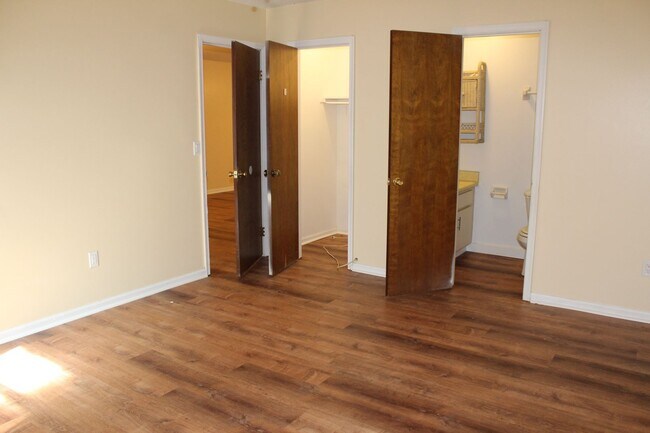 Building Photo - 2 bedroom 2 bath