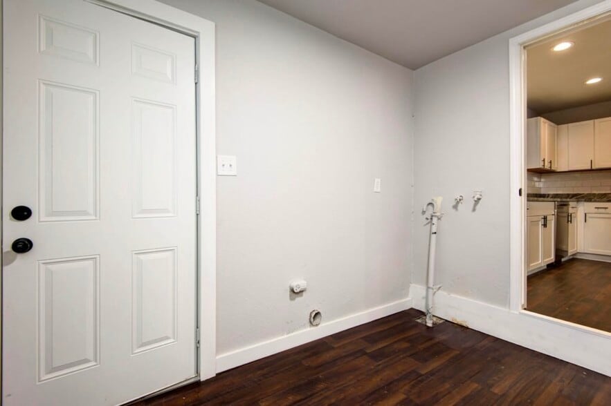 Building Photo - 740 S Warren Ave