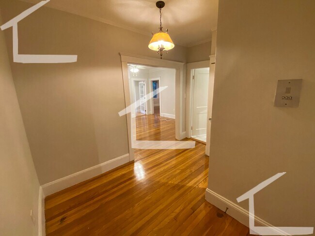 Building Photo - 9/1 No Fee! Sunny 3BR condo unit near Cleveland Circle!