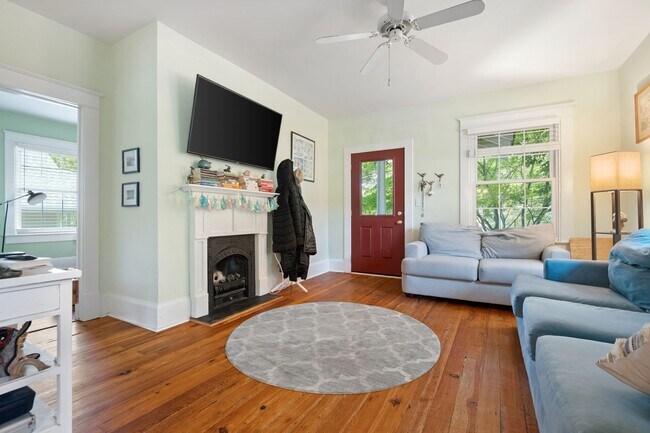 Building Photo - Downtown Raleigh Bungalow: Available September 11th