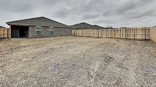 Building Photo - Very Nice 3 Bedroom 2 Bath Home in Yukon Schools