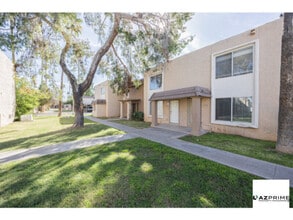 Building Photo - Spacious 2/1.5 Townhouse  in Phoenix's Alhambra!