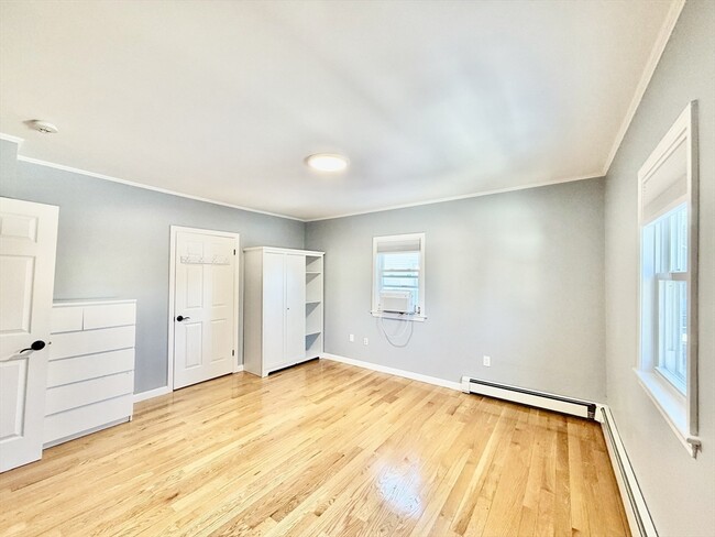 Building Photo - 305 Safford St