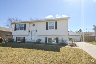 Building Photo - 4 bed 2 bed For Rent in Country Club Manor!