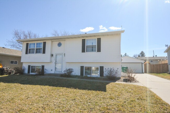 Primary Photo - 4 bed 2 bed For Rent in Country Club Manor!