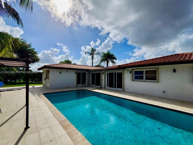 Building Photo - 16641 Royal Poinciana Dr