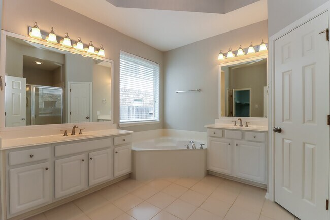 Building Photo - 3211 Oak Park Ln