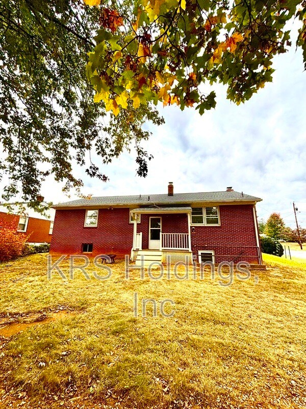 Building Photo - 2400 Forest Dr