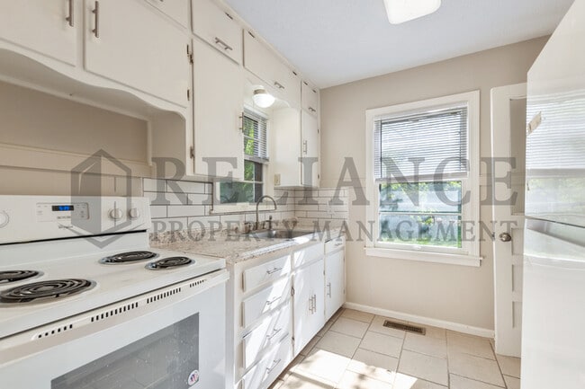 Building Photo - 1912 N Hood St