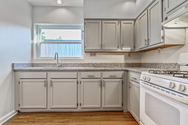 Building Photo - 818 7th St NE