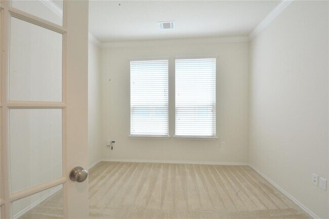 Building Photo - 13915 Osmarea Dr