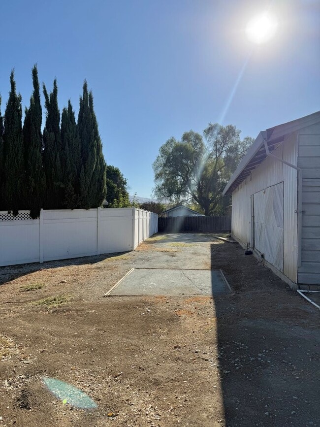 Building Photo - 1630 Hillcrest Rd