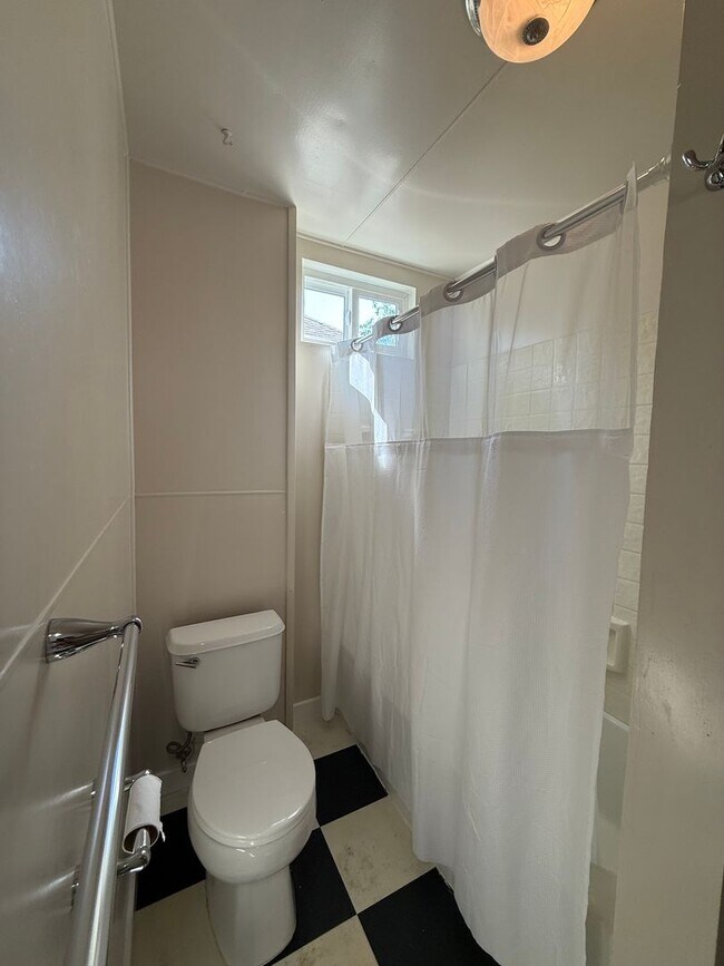 Building Photo - Cute two bedroom cottage in central Ashlan...