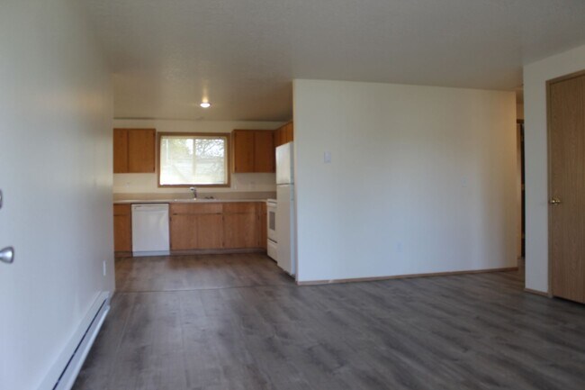Building Photo - 3 bedroom 1 bath home in Hillsboro near Max line