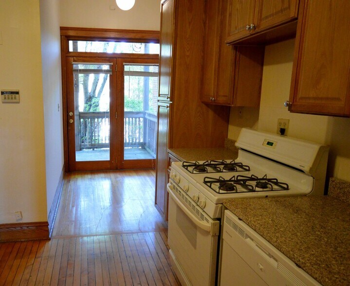 Building Photo - 638 W Drummond Pl