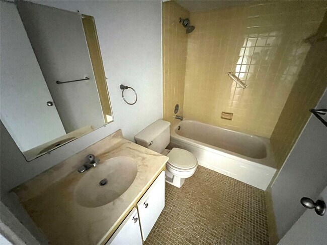 Building Photo - 14747 Cumberland Dr