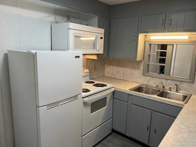 New Kitchen Appliances and Lighting - 934 N Main St