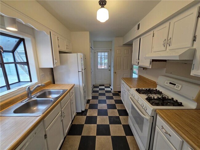 Building Photo - 8 Old Decatur Cir