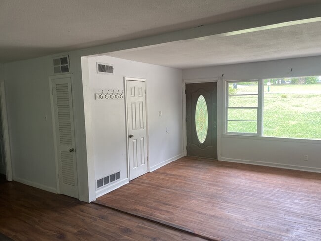 Building Photo - 683 Rothell Rd