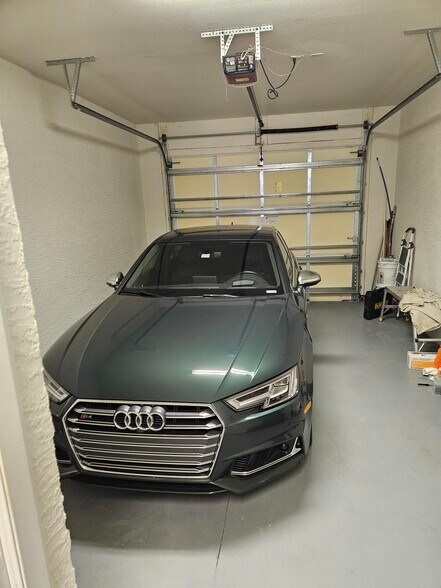 Garage - 4828 SW 17th Pl