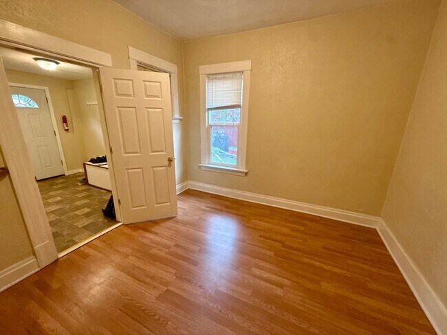 Building Photo - Gorgeous 4 Bed / 2 Bath Home on 6th Street!