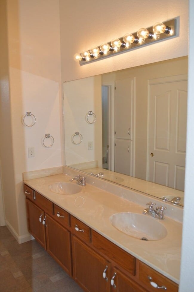 Building Photo - 2 Bedroom, 2 Bath Home