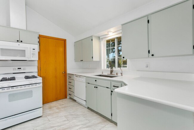 Building Photo - 2bd 2ba luxury duplex