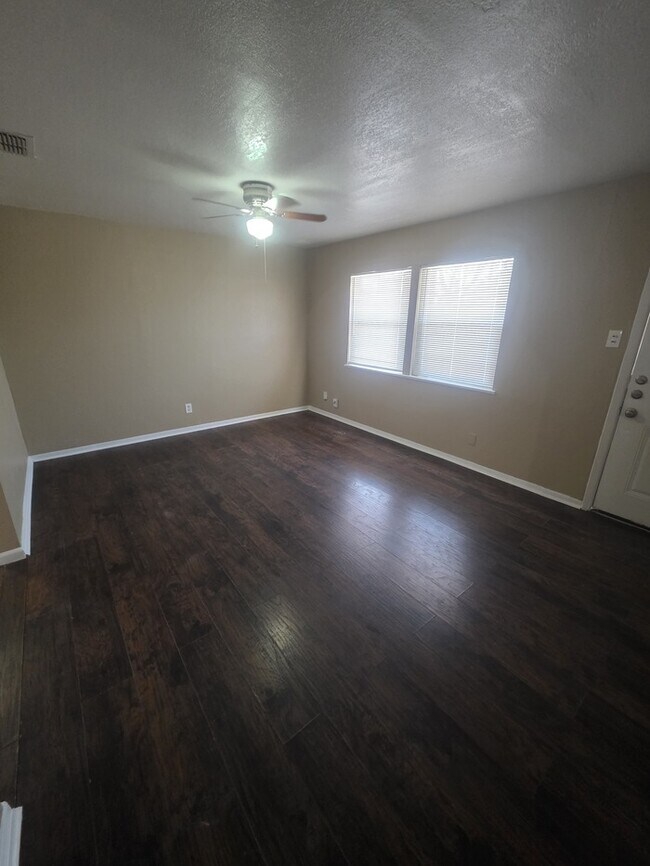 Building Photo - 711 Ruby Dr
