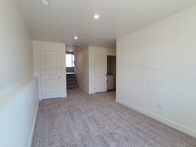 Building Photo - 4 Bedroom 3 Bathroom Single Family Home