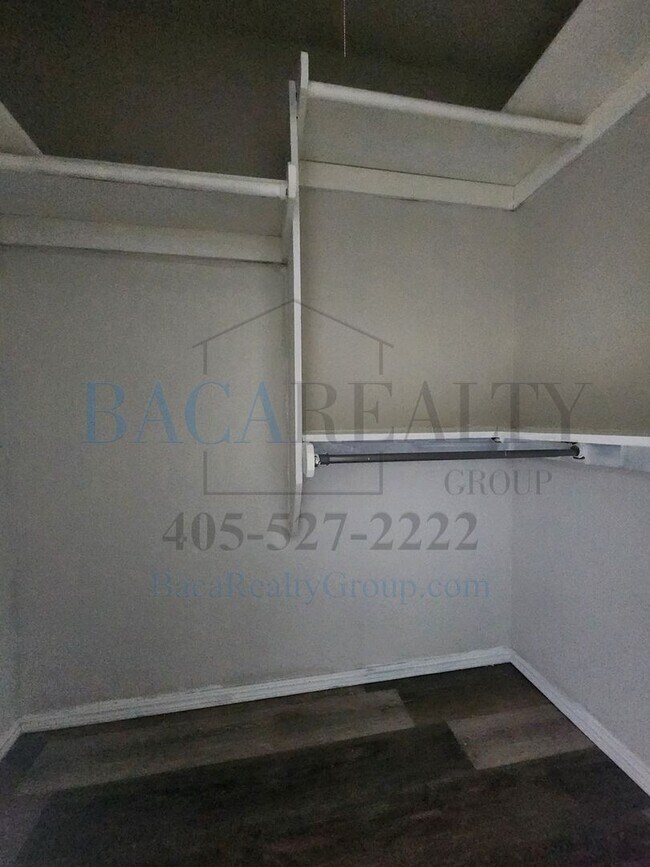 Building Photo - 2258 Donna Dr