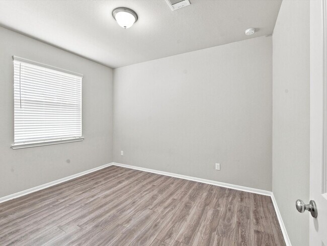 Building Photo - 31407 Elkcreek Bend Dr