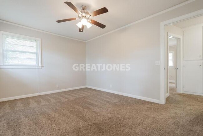 Building Photo - 2136 Robin Rd